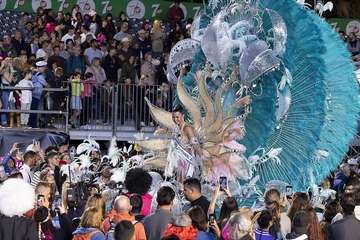  Telde disfruta con el pasacalle de los protagonistas del Carnaval de 'Studio 54'/Lpacarnaval.